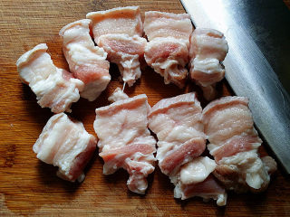 3、糖醋五花肉,稍冷冻一会切块备用