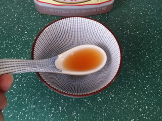 4、糖醋五花肉,此时来准备调糖醋汁,碗中倒入:1汤匙料酒