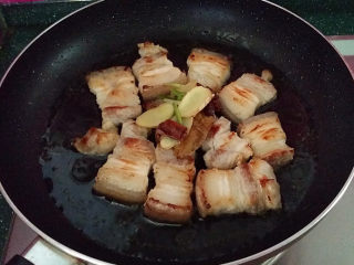 10、糖醋五花肉,煸至两面焦黄,重新倒入调料和少许温水,加盖小火煮5~8分钟左右