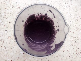 4、黑米红枣蒸糕,搅打成细腻的米糊;PS:搅拌机给力的话会很细腻;不给力的搅拌机,就要多打一会儿。蒸的时候要多蒸10-15分钟;