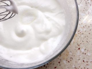 9、黑米红枣蒸糕,打到有明显的纹理或是提起打蛋器有弯钩状态时加入剩下的全部白糖,继续打发;