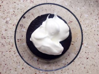 11、黑米红枣蒸糕,分三分之一蛋白到黑米糊里,用翻拌的方式拌均匀;