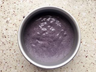 14、黑米红枣蒸糕,倒入戚风蛋糕模具里,轻震几下,震出大气泡;