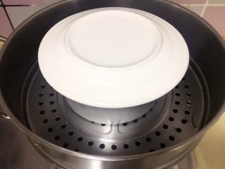 15、黑米红枣蒸糕,提起烧开水,放入蛋糕糊,倒扣一个盘子在上面,中火蒸30-40分钟左右;