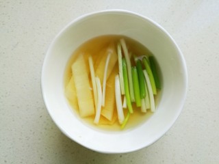 1、干锅牛蛙,葱和生姜切成段，加入料酒浸泡半个小时，制作葱姜酒用来腌制牛蛙去除腥味。