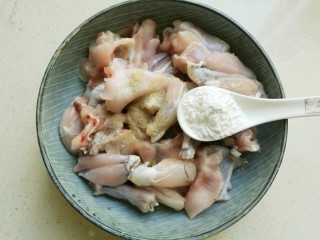 6、干锅牛蛙,再加入一勺子淀粉。