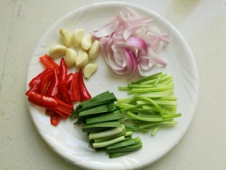 8、干锅牛蛙,芹菜和青蒜洗净切成段，洋葱去掉外皮切成条，红尖椒去籽后切成片，大蒜剥皮备用。