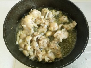 11、干锅牛蛙,直到牛蛙看起来肉质变紧，微微发黄即可捞出控油。