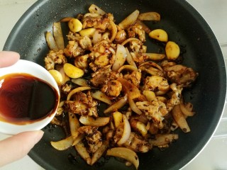 19、干锅牛蛙,加入适量老抽调色。