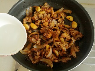 20、干锅牛蛙,再加入半碗清水。