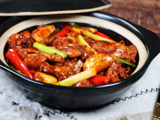 27、干锅牛蛙,然后盛入砂锅。