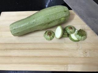 3、绿色美食～素炒西葫芦丝,西葫芦洗干净，切去头尾两端