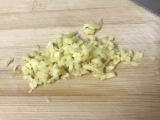 5、绿色美食～素炒西葫芦丝,姜切碎