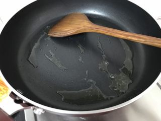 8、绿色美食～素炒西葫芦丝,热锅下油