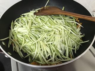 12、绿色美食～素炒西葫芦丝,炒至红萝卜丝变色变软时加入西葫芦丝