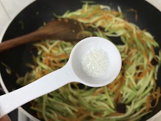 14、绿色美食～素炒西葫芦丝,少许糖提味