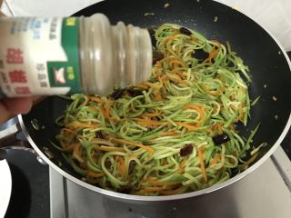 16、绿色美食～素炒西葫芦丝,出锅前撒一点点黑胡椒粉，炒匀就好了