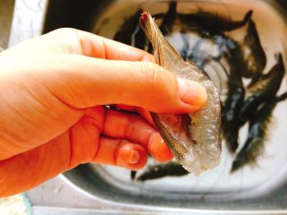 3、香甜辣味虾-年夜饭、宴请菜,再用剪刀开背。