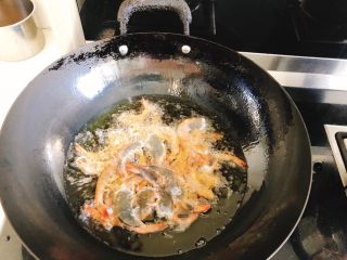 7、香甜辣味虾-年夜饭、宴请菜,大火烧至8层热后，倒入虾油炸。（虾入锅前要尽量把水沥干，以防溅油）