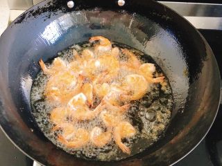 8、香甜辣味虾-年夜饭、宴请菜,大火油炸3分钟后捞起装盘备用。