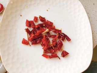 9、香甜辣味虾-年夜饭、宴请菜,用剪刀将5个辣椒剪碎。