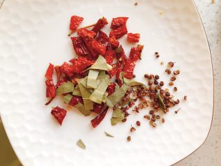 11、香甜辣味虾-年夜饭、宴请菜,再取少许花椒。