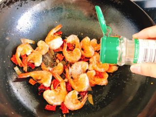 14、香甜辣味虾-年夜饭、宴请菜,转小火，加调料，先撒入适量的椒盐与白胡椒粉。