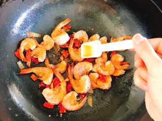 15、香甜辣味虾-年夜饭、宴请菜,再加入2勺料酒。