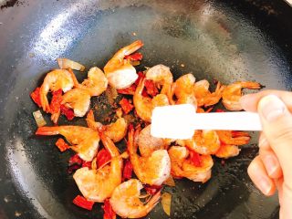16、香甜辣味虾-年夜饭、宴请菜,最后加入半勺盐与1勺糖，转大火翻炒1分钟。