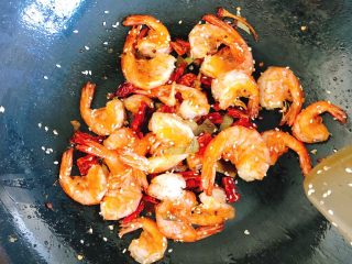 18、香甜辣味虾-年夜饭、宴请菜,再翻炒1分钟后出锅。