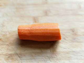 2、韩式石锅拌饭,首先将胡萝卜去皮,洗干净。