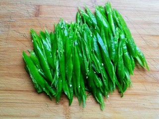 5、辣椒炒肉丝,把辣椒条全部切好。