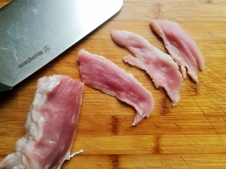 6、辣椒炒肉丝,里脊肉先切片。