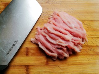 7、辣椒炒肉丝,然后切成细长丝。