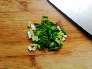 8、辣椒炒肉丝,香葱切成葱花备用。