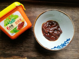 13、辣椒炒肉丝,甜面酱倒入碗中。