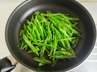 16、辣椒炒肉丝,锅里不要加油，干锅放入辣椒丝。