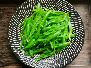 18、辣椒炒肉丝,盛入盘中，这样做去辣气，也可以缩短烹饪的时间。