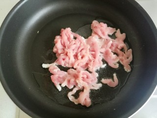 19、辣椒炒肉丝,炒锅里加入食用油，放入肉丝。