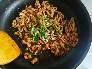 23、辣椒炒肉丝,加入小香葱未爆香。