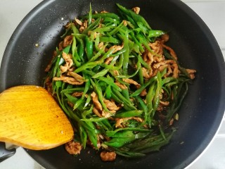 24、辣椒炒肉丝,再加入线椒翻炒。