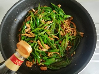 25、辣椒炒肉丝,加入一点点酱油。