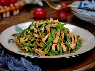 28、辣椒炒肉丝,盛盘食用。