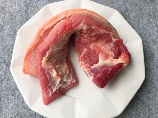 1、蒜泥白肉,带皮五花肉450g