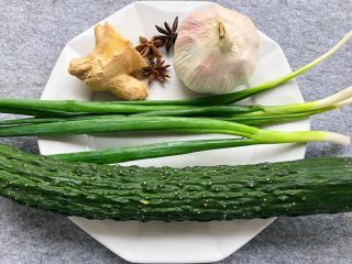 2、蒜泥白肉,黄瓜一根，葱20g，八角3g，姜20g，蒜头1个