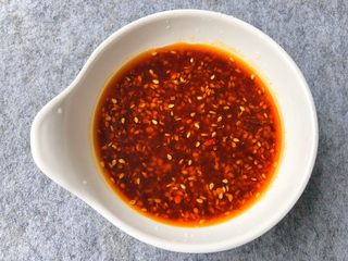 3、蒜泥白肉,自制辣椒油50g