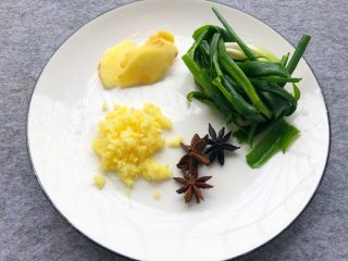 5、蒜泥白肉,生姜一半切片，一半切末，八角洗净，葱洗净打葱结(不要全部用掉，留几根葱叶切葱花)