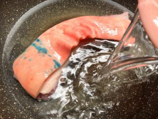 7、蒜泥白肉,五花肉洗净放入锅里，放入清水，水盖过五花肉多一点就可以