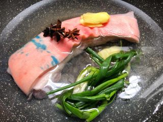 8、蒜泥白肉,放入葱结，八角，姜片，大火烧开，转中火煮20分钟，关火再焖10分钟