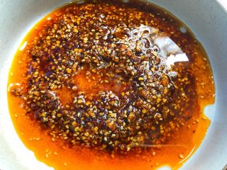 9、蒜泥白肉,接下来调酱汁，拿一个大一点的碗，倒入50g自制辣椒油